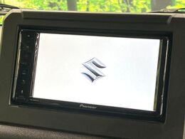 【ディスプレイオーディオ】お持ちのスマホやMP3プレイヤーとの無線接続で音楽再生が可能！コードで繋ぐわずらわしさも無く、手軽にお気に入りの音楽を楽しめます。