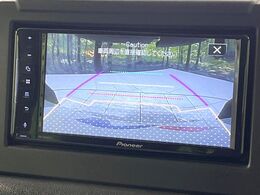 【バックカメラ】駐車時に後方がリアルタイム映像で確認できます。大型商業施設や立体駐車場での駐車時や、夜間のバック時に大活躍！運転スキルに関わらず、今や必須となった装備のひとつです！