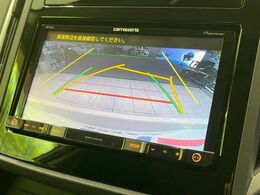 【バックカメラ】駐車時に後方がリアルタイム映像で確認できます。大型商業施設や立体駐車場での駐車時や、夜間のバック時に大活躍！運転スキルに関わらず、今や必須となった装備のひとつです！