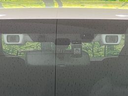 【アイサイト】前方の車両等を検知し、衝突しそうな時は警報で注意を促し、ブレーキを踏む力をサポート。ブレーキを踏めなかった場合は衝突被害軽減ブレーキが作動、衝突回避をサポートします。