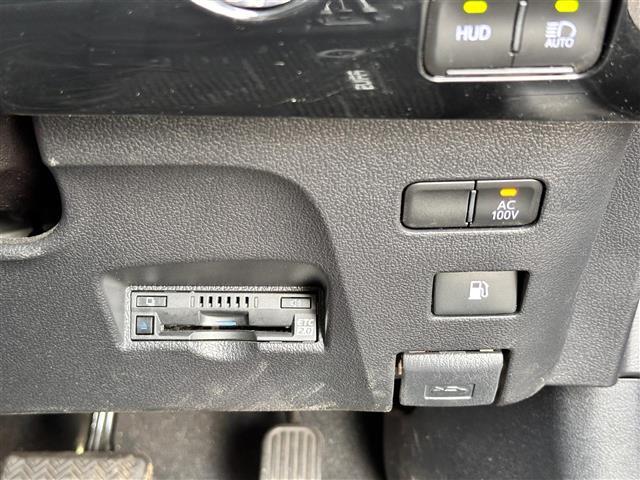 【ETC2.0（DSRC/ITSスポット）】ETCカードを挿入すれば料金所はノンストップで通過できます。ETC限定の割引や、高速道路の情報提供サービスを利用できます。