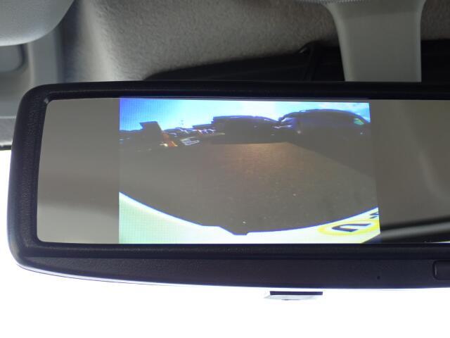 バックカメラ装備しております。駐車時に大変役に立ちますよ♪駐車が苦手な方にも便利機能です♪