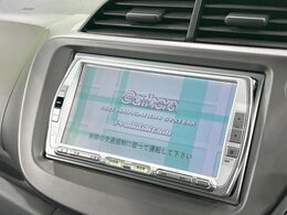 【純正ナビ】人気の純正ナビを装備しております。ナビの使いやすさはもちろん、オーディオ機能も充実！キャンプや旅行はもちろん、通勤や買い物など普段のドライブも楽しくなるはず♪