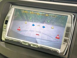 【バックカメラ】駐車時に後方がリアルタイム映像で確認できます。大型商業施設や立体駐車場での駐車時や、夜間のバック時に大活躍！運転スキルに関わらず、今や必須となった装備のひとつです！