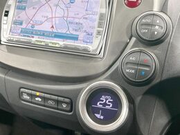 【オートエアコン】一度お好みの温度に設定すれば、車内の温度を検知し風量や温度を自動で調整。暑い…寒い…と何度もスイッチ操作をする必要はありません。快適な車内空間には必須の機能ですね♪