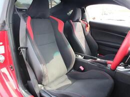 ドライバーをしっかりホールドしてくれるバケット型シートです！