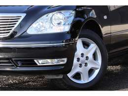 フロントは、ヘッドランプ、バンパー、フードパネル、フェンダーパネルなどを、リヤはトランクリッド、ウインカー部分をクリア化などコンビネーションランプなどのデザインをリファインした。