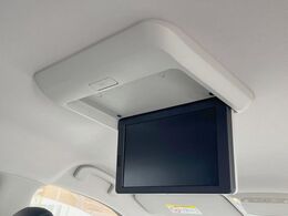 【フリップダウンモニター】大画面モニターで後席でもエンタメをお楽しみいただけます。小さなお子様にも大人気の装備です♪