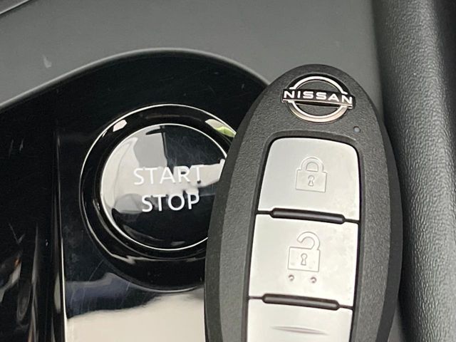 便利なキーレス＆プッシュスタートシステム♪この電子キーを携帯しているだけで簡単にエンジンの始動やドアの解錠、施錠が可能です！また万が一の時も安心なエンジンイモビライザーもついてます！