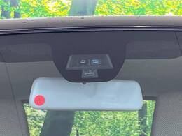 【スズキ　レーダーブレーキサポート】走行中に前方の車両等を認識し、衝突しそうな時は警報とブレーキで衝突回避と被害軽減をアシスト。より安全にドライブをお楽しみいただけます。