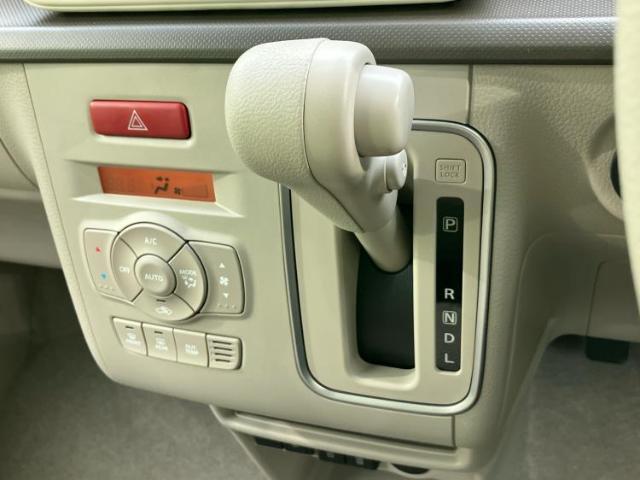WECARSの展示場では実際に見て、触ってお車をお選びいただけます！知識の豊富な営業スタッフが様々なカーライフをご提案いたします！