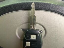 【キーレス】少し離れた場所からでもボタン一つでドアの開錠・施錠ができるのでとっても便利！ドアの鍵穴周りに傷をつけることもありません♪