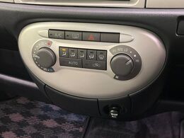 【オートエアコン】一度お好みの温度に設定すれば、車内の温度を検知し風量や温度を自動で調整。暑い…寒い…と何度もスイッチ操作をする必要はありません。快適な車内空間には必須の機能ですね♪