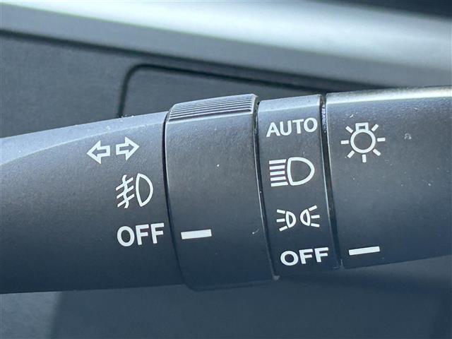 【オートライト（AUTO）】外の明るさをシステムが感知して、自動でヘッドライトが点灯します！ヘッドライトをつけ忘れを防ぐ便利機能です。