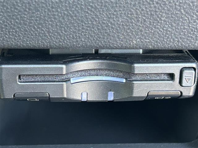 【ETC】有料道路を利用する際に料金所で停止することなく通過できる、ETC車載器（ノンストップ自動料金収受システム機器）が装備されています。セットアップを行うことで利用可能になります。