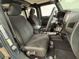 各種ブランドのシートカバーの取り扱いもございます。また、弊社オリジナルフロアマットもご用意しております。自慢の愛車をアレンジしてみてはいかがでしょうか。