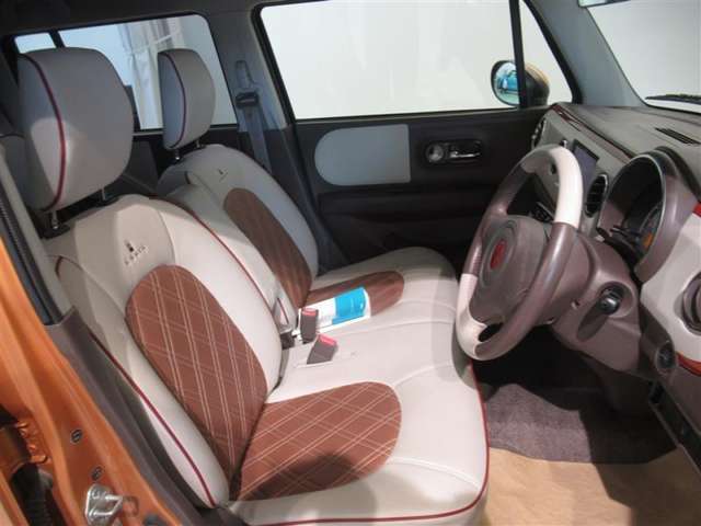 U-Carの販売だけでなく自動車保険、携帯電話の販売も行っております。