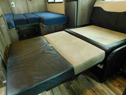 ダイネットソファ部はスライドアウト時にベッド展開が可能！183cm×105cm