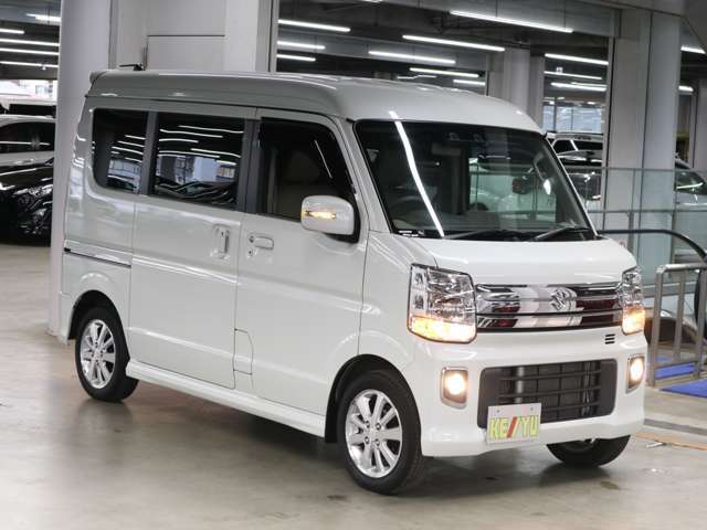雨が降ってもゆったりと車選びができる全天候型立体展示場！エスカレーター完備！