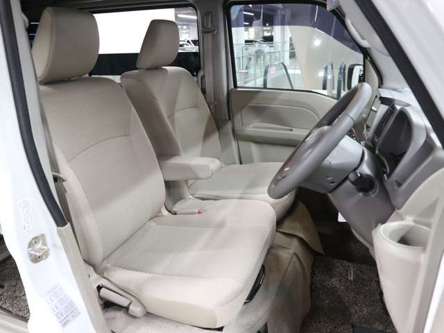 当社販売担当者、仕入担当者、リフトに持ち上げ車検検査員による下廻りチェックをクリアした高品質車を展示しております。