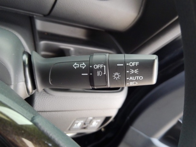 オートヘッドライト標準装備です。車外の明るさに応じて自動的にヘッドライトの点灯・消灯をしてくれます。トンネルの出入り口などで活躍してくれます。