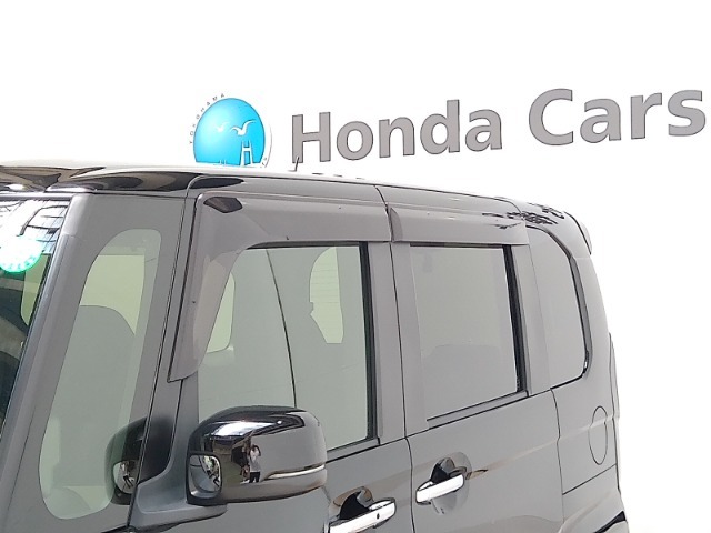 車内の空気の入れ替えだけでなく、雨天時の雨の入り込みや紫外線防止にも役立つドアバイザー装着済みです。