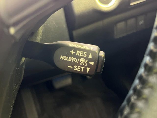 【レーダークルーズコントロール】高速道路での長距離走行が楽に！！自動で速度を保つクルーズコントロールが、衝突軽減システムと連携し、前方の車両を感知して車間を保つように速度調節してくれます！！