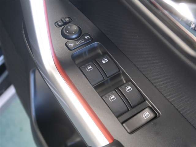 電動格納＆ミラー角度調整機能付きです。