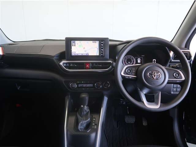 スタイリッシュなデザインのインパネ。各操作スイッチは使い易い位置に配置されてます。