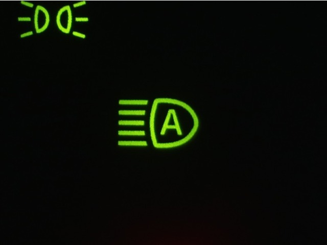 オートマチックハイビームとは、先行車や対向車のライトを認識し、ハイビームとロービームを自動で切り替える機能です。夜道の視界を確保します。詳細は販売店スタッフまでお尋ね下さい。