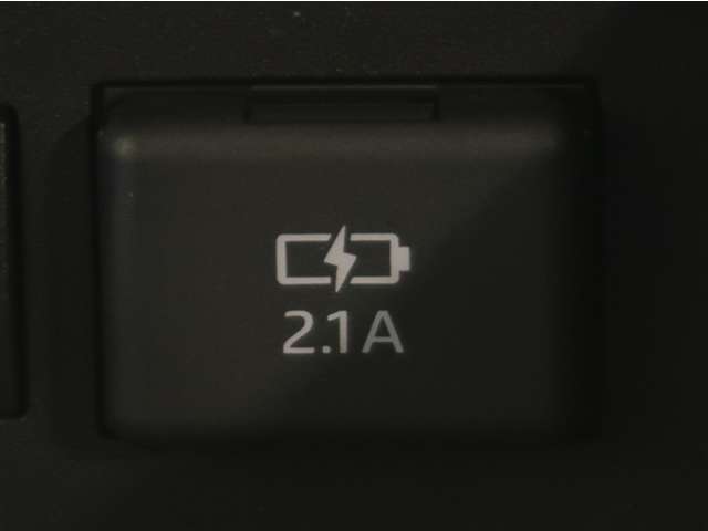 充電用USB端子付き。スマートフォン等の充電に便利です。