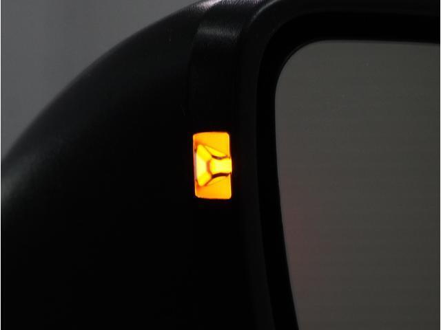隣車線の後方から接近する自動車を感知しておしらせするリアビークルディテクションを装備。車線変更を支援してくれる安心装備です。