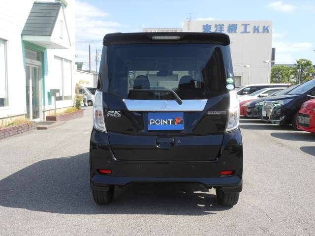 キズやへこみの修理もポイントエフにお任せください♪　ポイントエフでは、自社板金工場を保有しております。　数台の台車も完備♪もちろん無料です♪　お困りの際は、是非ご相談下さい！