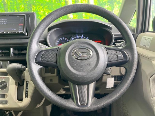 インテリアに合わせたデザインのステアリングは、運転される方のことも考え、運転しやすい形状、大きさです。是非一度、実際に触ってお確かめください。