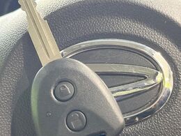 【キーレス】少し離れた場所からでもボタン一つでドアの開錠・施錠ができるのでとっても便利！ドアの鍵穴周りに傷をつけることもありません♪