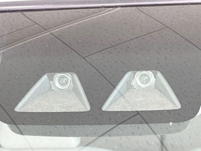 【スマートアシスト】走行中に前方の車両等を認識し、衝突しそうな時は警報とブレーキで衝突回避と被害軽減をアシスト。より安全にドライブをお楽しみいただけます。