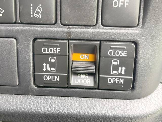 【両側パワースライドドア】スマートキーや運転席のスイッチで後席両側スライドドアの開閉が可能♪電動だから力を入れてドアを開ける必要が無く、小さなお子様でも簡単に開け閉めでき快適です♪