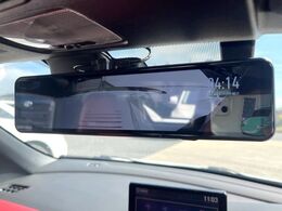 【デジタルルームミラー】後席の大きな荷物や同乗者で後方が確認しづらい時でも安心！カメラが撮影した車両後方の映像をルームミラー内に表示。クリアな視界で状況の確認が可能です！