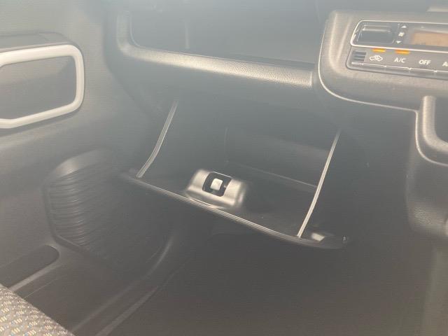 【グローブボックス】大容量のグローブボックスです！！車検証ケース他、日頃使う小物類の収納スペースもたくさんあります！