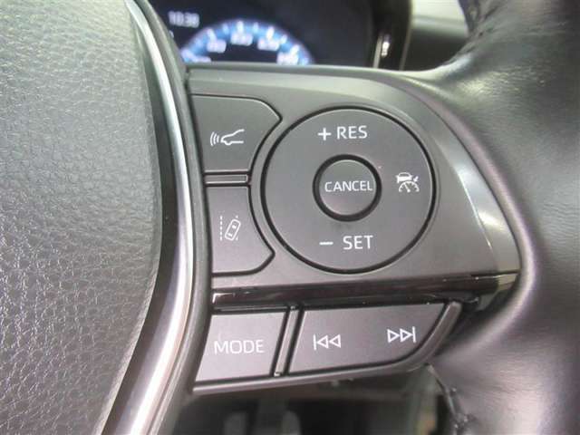ステアリングの右側のスイッチで全車速追従クルーズコントロールの操作やオーディオの操作が可能。