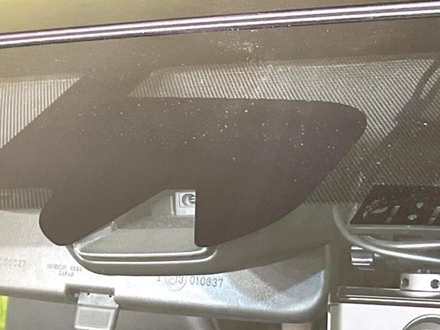 【エマージェンシーブレーキ】走行中に前方の車両等を認識し、衝突しそうな時は警報とブレーキで衝突回避と被害軽減をアシスト。より安全にドライブをお楽しみいただけます。