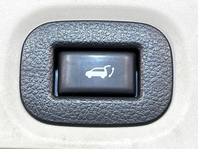 【パワーバックドア】スマートキーや運転席のボタンを押すだけでリアゲートが自動で開閉します！荷物を持っている時や、高い位置にあるバックドアを閉める際に便利な機能です♪