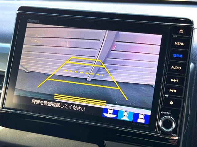 【バックカメラ】駐車時に後方がリアルタイム映像で確認できます。大型商業施設や立体駐車場での駐車時や、夜間のバック時に大活躍！運転スキルに関わらず、今や必須となった装備のひとつです！