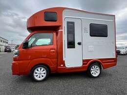 年間の維持費の軽との差額は約3万円ほどですので、そこまで大きなコストはかかりません。軽自動車より一回り大きいくらいのサイズ感ですので、狭い道での走行や駐車場も心配いらずでお気軽に車中泊が楽しめますよ！