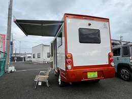 8ナンバー　普通車登録のキャンピングカーです。　自動車税年間　20，000円　車検時重量税　16，400円　車検時自賠責保険24カ月　22，450円　全長378cm　全幅171cm　全高247cm