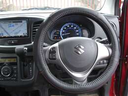 内装ハンドルカバーも黒×赤で統一しています