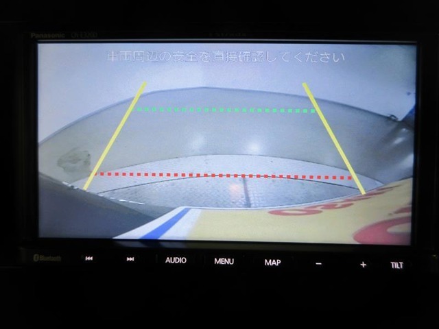 バックカメラが付いているので後方確認が非常にしやすいです。今や運転初心者も熟練者も必須装備！ついていて損はないですね♪