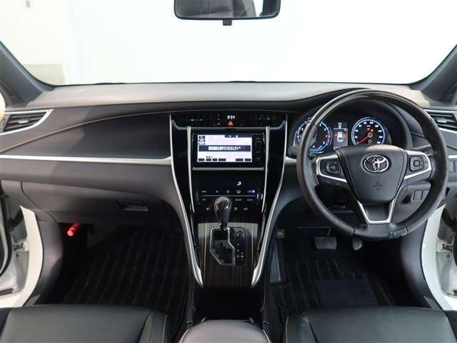 スタイリッシュなデザインのインパネ。各操作スイッチは使いやすい位置に配置されてます。