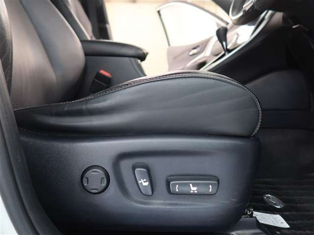 パワーシート搭載。微妙な調整が手軽にでき、ピッタリなポジションで運転することが可能です。