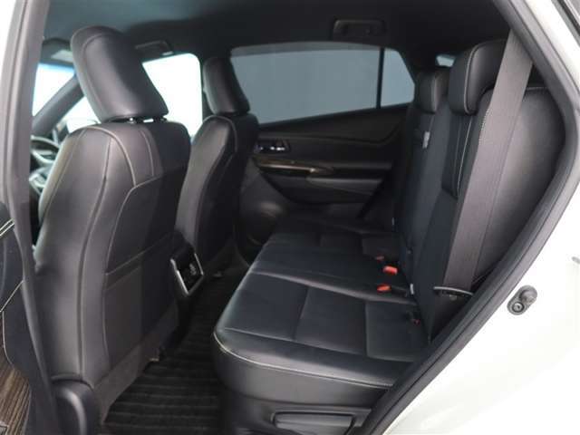 ゆとりある広々とした車内空間は、ドライブを始め買い物やレジャーなど、幅広く活躍します。一人でもみんなとでもお出かけを楽しみましょう！